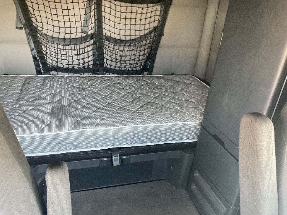 Sleeper Tractor-Heavy Duty Tractors-Freightliner-2021-T12664ST-Neenah-WI-451,744\n\t\tmiles-$ 67,750 - Image 16