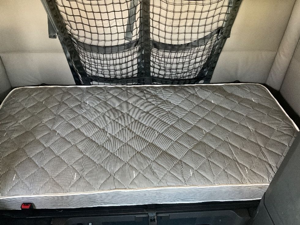 Sleeper Tractor-Heavy Duty Tractors-Freightliner-2021-T12664ST-Neenah-WI-451,744\n\t\tmiles-$ 67,750 - Image 17