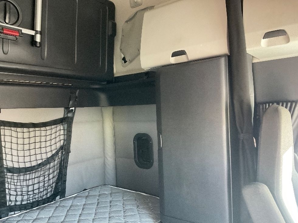 Sleeper Tractor-Heavy Duty Tractors-Freightliner-2021-T12664ST-Neenah-WI-451,744\n\t\tmiles-$ 67,750 - Image 18