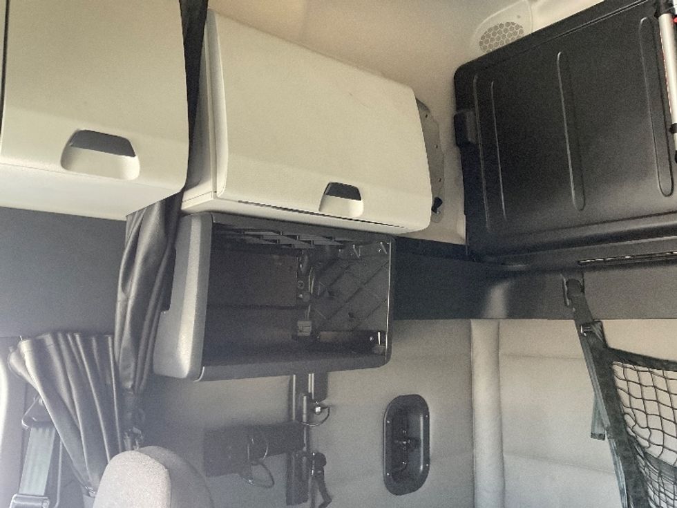 Sleeper Tractor-Heavy Duty Tractors-Freightliner-2021-T12664ST-Neenah-WI-451,744\n\t\tmiles-$ 67,750 - Image 19