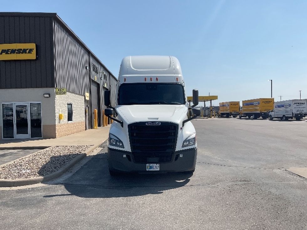 Sleeper Tractor-Heavy Duty Tractors-Freightliner-2021-T12664ST-Neenah-WI-451,744\n\t\tmiles-$ 67,750 - Image 2