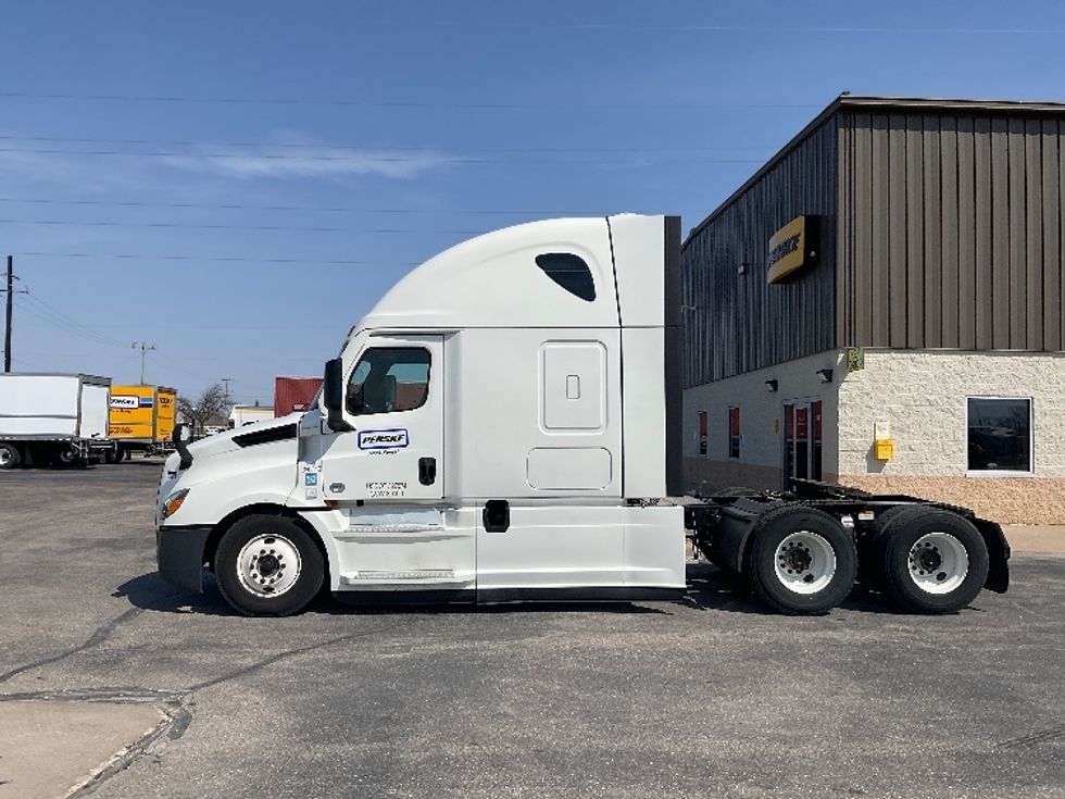 Sleeper Tractor-Heavy Duty Tractors-Freightliner-2021-T12664ST-Neenah-WI-451,744\n\t\tmiles-$ 67,750 - Image 4