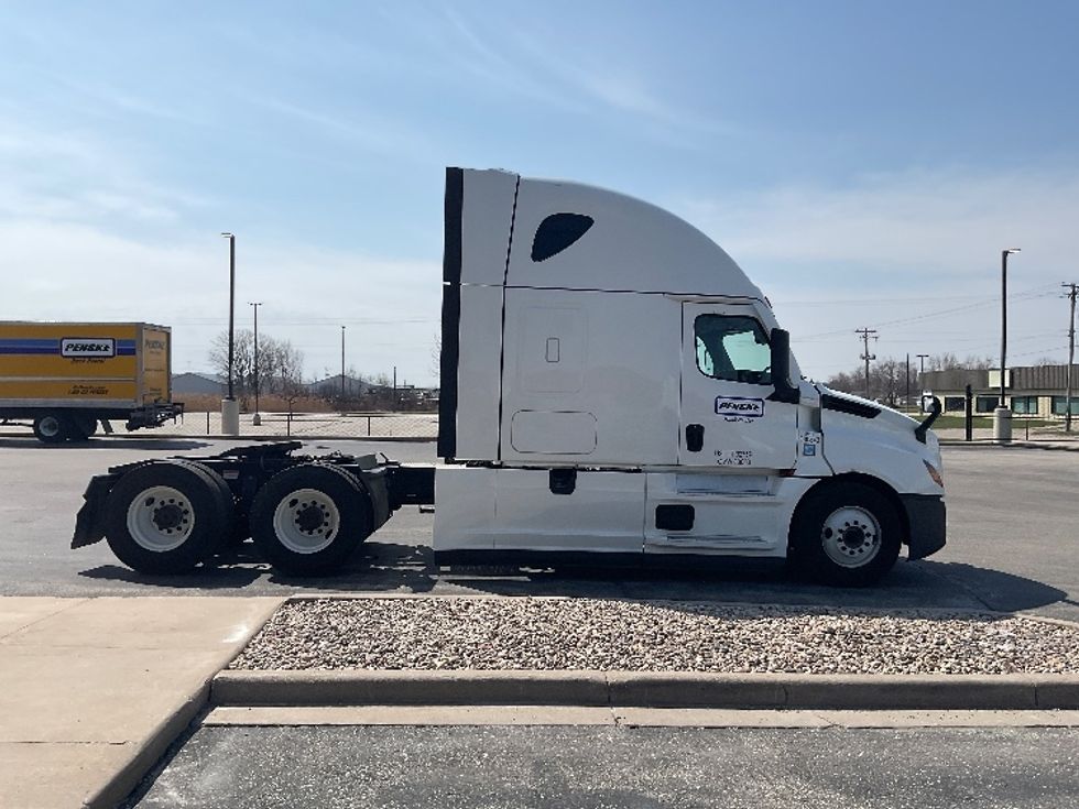 Sleeper Tractor-Heavy Duty Tractors-Freightliner-2021-T12664ST-Neenah-WI-451,744\n\t\tmiles-$ 67,750 - Image 8