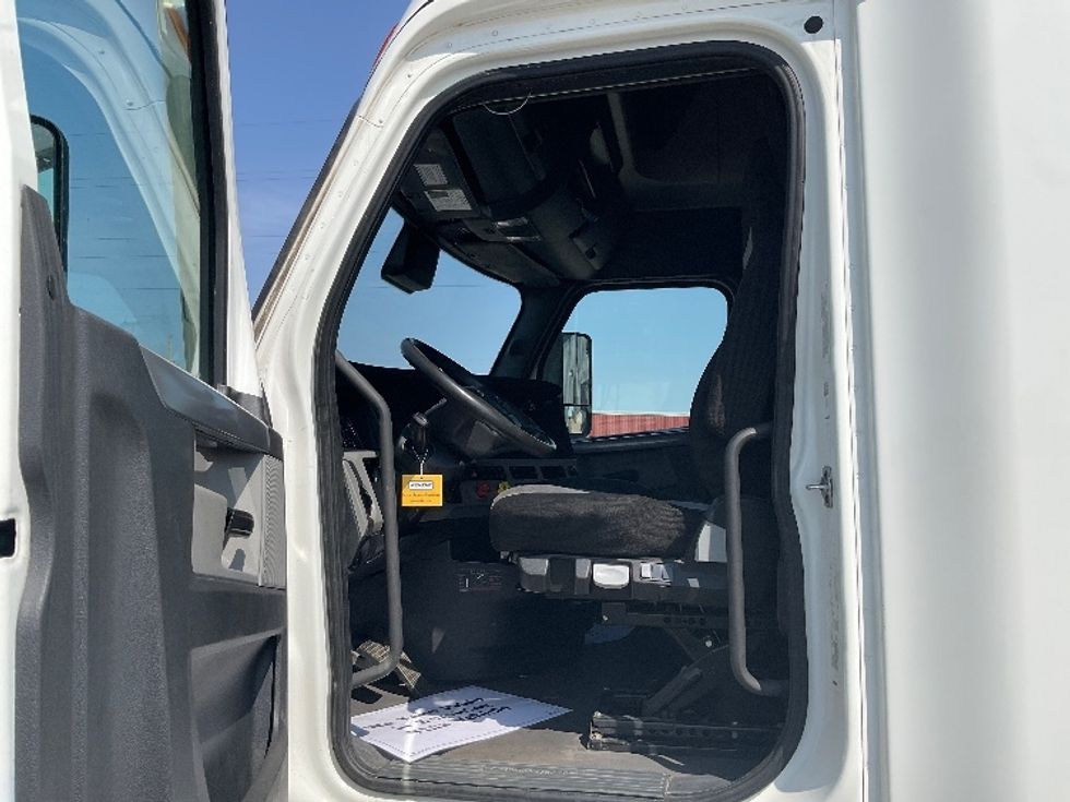 Sleeper Tractor-Heavy Duty Tractors-Freightliner-2021-T12664ST-Neenah-WI-451,744\n\t\tmiles-$ 67,750 - Image 9