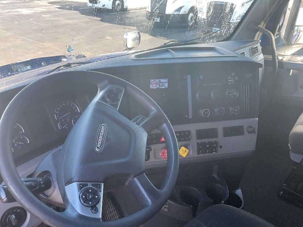 Sleeper Tractor-Heavy Duty Tractors-Freightliner-2021-T12664ST-New Castle-DE-473,901\n\t\tmiles-$ 60,250 - Image 10