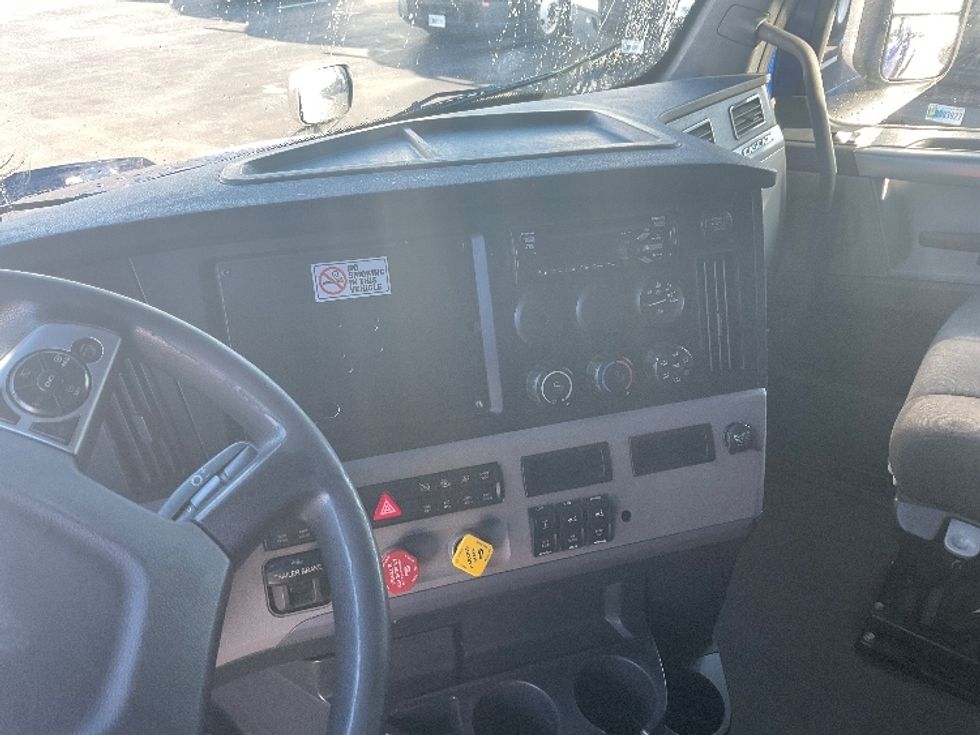 Sleeper Tractor-Heavy Duty Tractors-Freightliner-2021-T12664ST-New Castle-DE-473,901\n\t\tmiles-$ 60,250 - Image 11