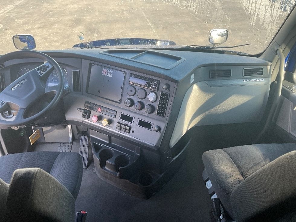 Sleeper Tractor-Heavy Duty Tractors-Freightliner-2021-T12664ST-New Castle-DE-473,901\n\t\tmiles-$ 60,250 - Image 12