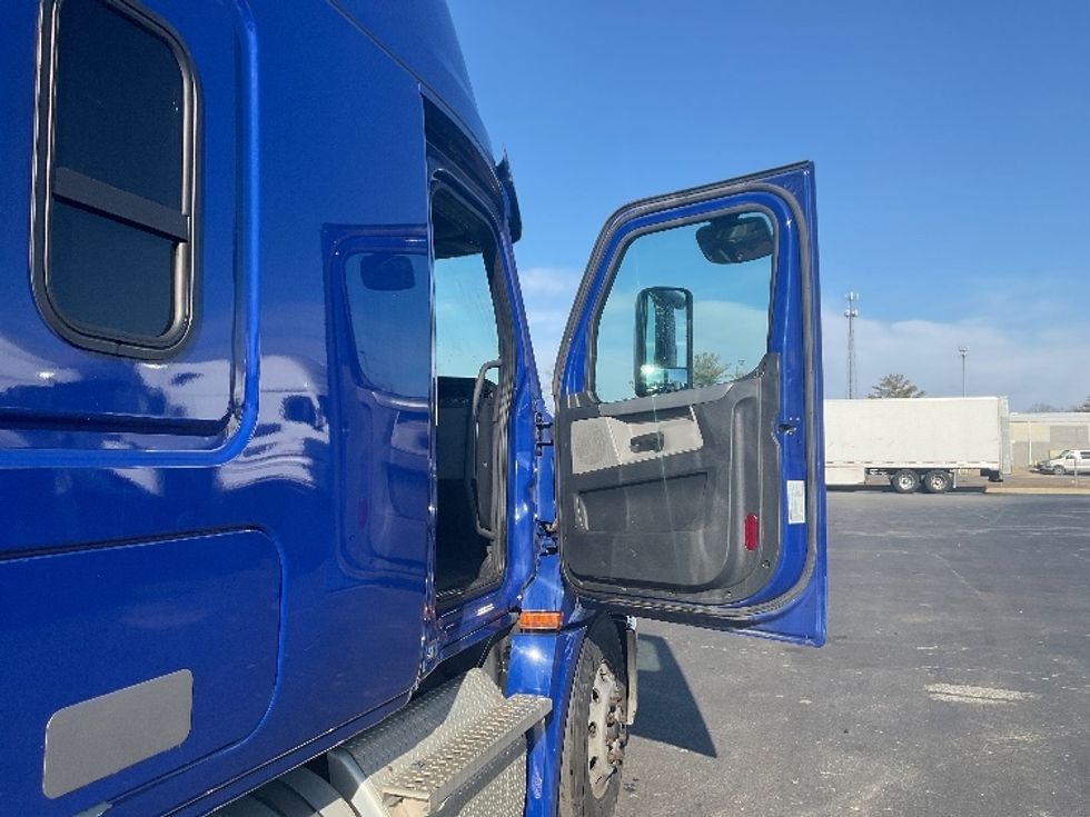 Sleeper Tractor-Heavy Duty Tractors-Freightliner-2021-T12664ST-New Castle-DE-473,901\n\t\tmiles-$ 60,250 - Image 13