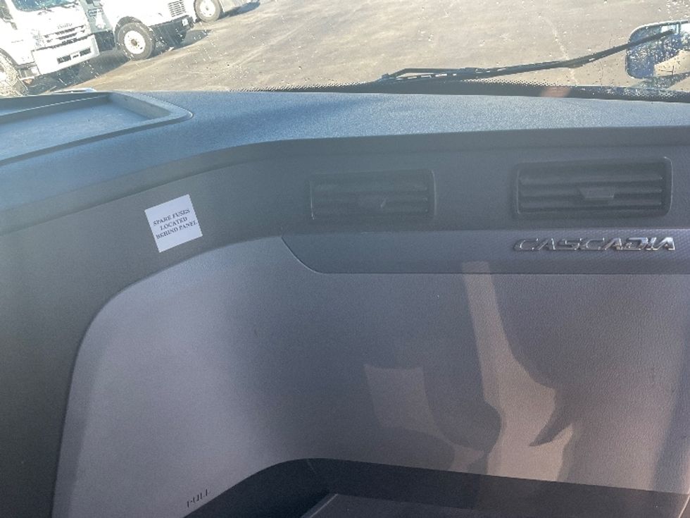 Sleeper Tractor-Heavy Duty Tractors-Freightliner-2021-T12664ST-New Castle-DE-473,901\n\t\tmiles-$ 60,250 - Image 14