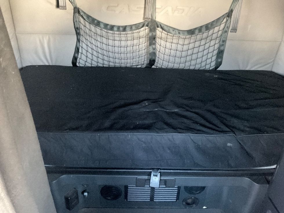 Sleeper Tractor-Heavy Duty Tractors-Freightliner-2021-T12664ST-New Castle-DE-473,901\n\t\tmiles-$ 60,250 - Image 16