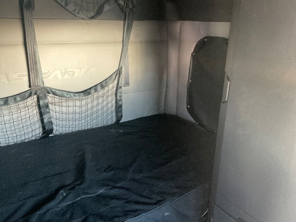 Sleeper Tractor-Heavy Duty Tractors-Freightliner-2021-T12664ST-New Castle-DE-473,901\n\t\tmiles-$ 60,250 - Image 17