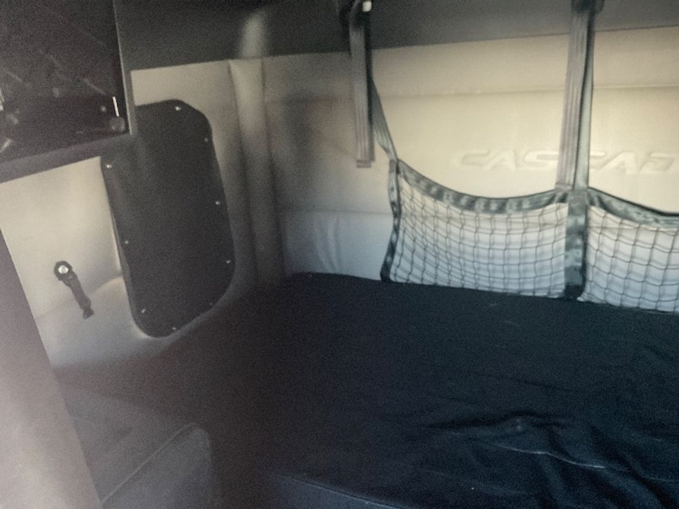 Sleeper Tractor-Heavy Duty Tractors-Freightliner-2021-T12664ST-New Castle-DE-473,901\n\t\tmiles-$ 60,250 - Image 18