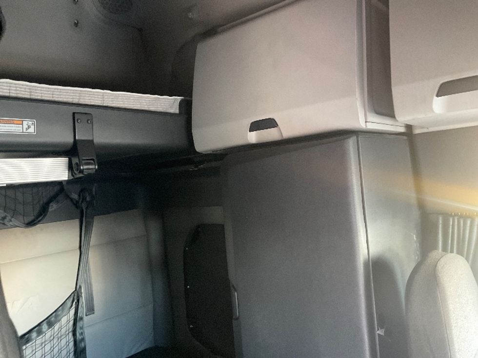 Sleeper Tractor-Heavy Duty Tractors-Freightliner-2021-T12664ST-New Castle-DE-473,901\n\t\tmiles-$ 60,250 - Image 19