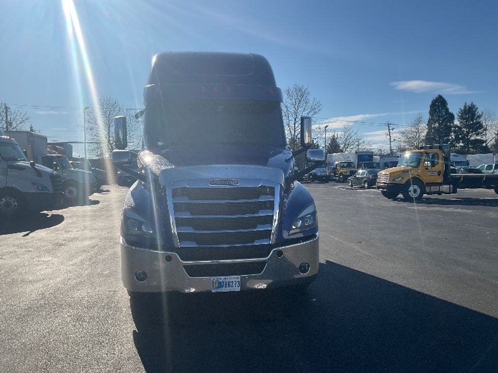 Sleeper Tractor-Heavy Duty Tractors-Freightliner-2021-T12664ST-New Castle-DE-473,901\n\t\tmiles-$ 60,250 - Image 2