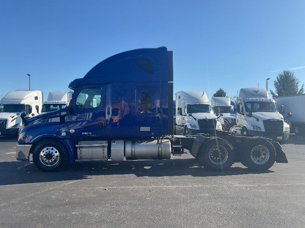 Sleeper Tractor-Heavy Duty Tractors-Freightliner-2021-T12664ST-New Castle-DE-473,901\n\t\tmiles-$ 60,250 - Image 4
