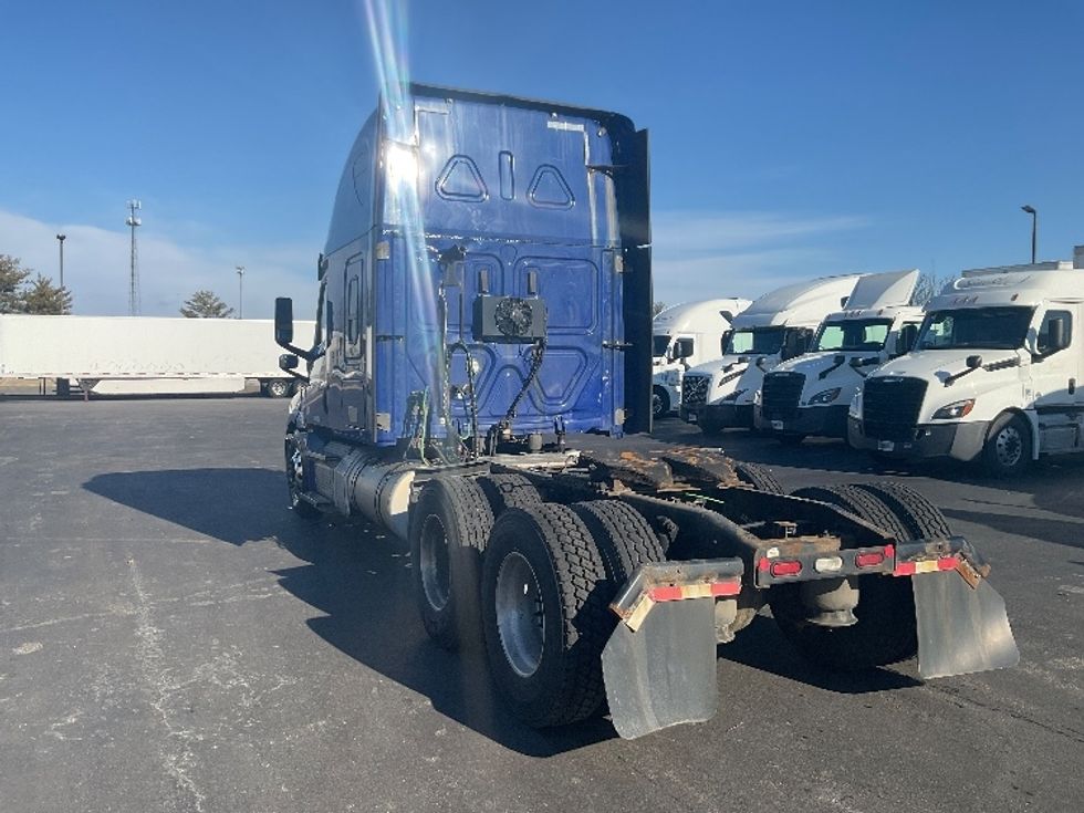 Sleeper Tractor-Heavy Duty Tractors-Freightliner-2021-T12664ST-New Castle-DE-473,901\n\t\tmiles-$ 60,250 - Image 5