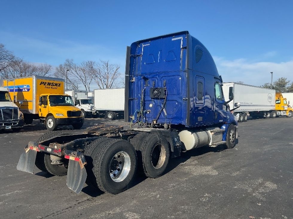 Sleeper Tractor-Heavy Duty Tractors-Freightliner-2021-T12664ST-New Castle-DE-473,901\n\t\tmiles-$ 60,250 - Image 7