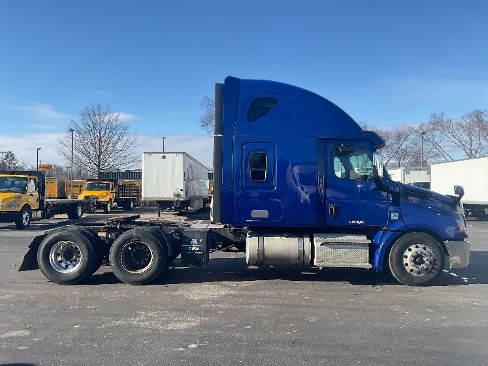 Sleeper Tractor-Heavy Duty Tractors-Freightliner-2021-T12664ST-New Castle-DE-473,901\n\t\tmiles-$ 60,250 - Image 8