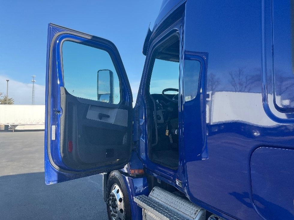Sleeper Tractor-Heavy Duty Tractors-Freightliner-2021-T12664ST-New Castle-DE-473,901\n\t\tmiles-$ 60,250 - Image 9