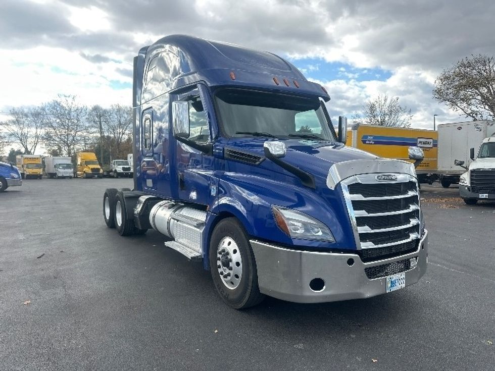 Sleeper Tractor-Heavy Duty Tractors-Freightliner-2021-T12664ST-New Castle-DE-556,029\n\t\tmiles-$ 56,250 - Image 1