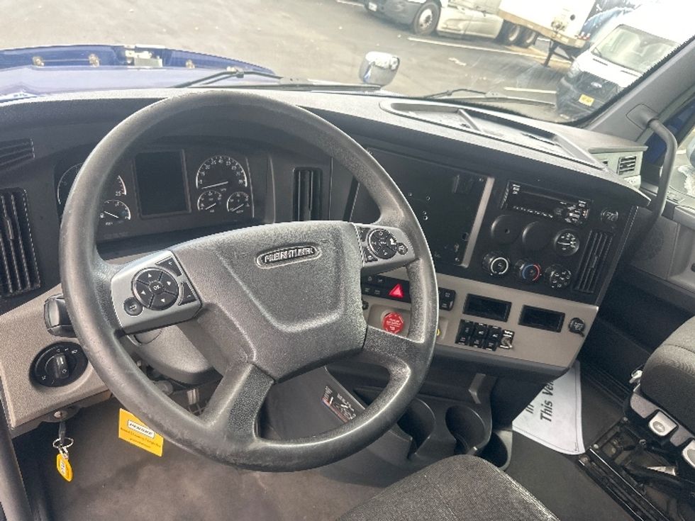 Sleeper Tractor-Heavy Duty Tractors-Freightliner-2021-T12664ST-New Castle-DE-556,029\n\t\tmiles-$ 56,250 - Image 10