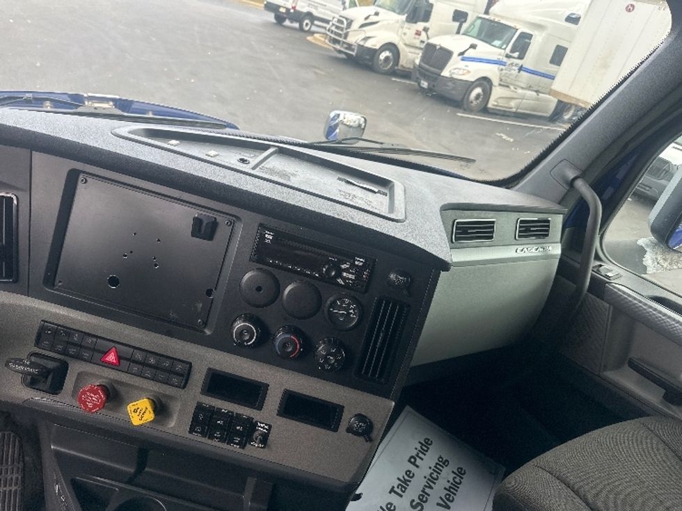 Sleeper Tractor-Heavy Duty Tractors-Freightliner-2021-T12664ST-New Castle-DE-556,029\n\t\tmiles-$ 56,250 - Image 12