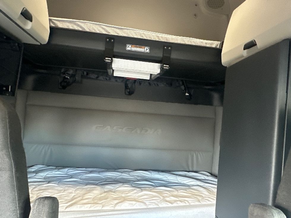 Sleeper Tractor-Heavy Duty Tractors-Freightliner-2021-T12664ST-New Castle-DE-556,029\n\t\tmiles-$ 56,250 - Image 16