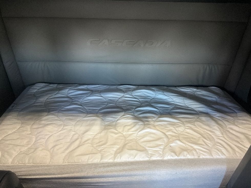 Sleeper Tractor-Heavy Duty Tractors-Freightliner-2021-T12664ST-New Castle-DE-556,029\n\t\tmiles-$ 56,250 - Image 17