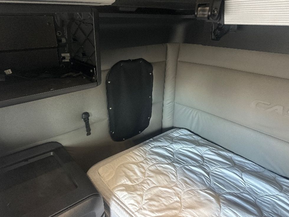 Sleeper Tractor-Heavy Duty Tractors-Freightliner-2021-T12664ST-New Castle-DE-556,029\n\t\tmiles-$ 56,250 - Image 19