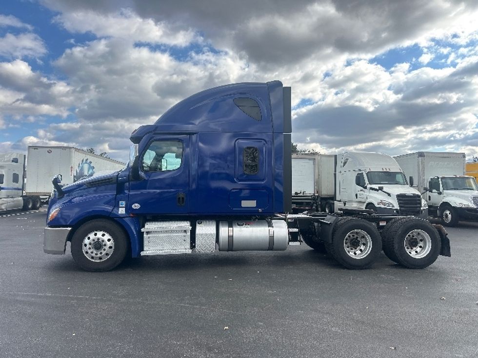 Sleeper Tractor-Heavy Duty Tractors-Freightliner-2021-T12664ST-New Castle-DE-556,029\n\t\tmiles-$ 56,250 - Image 4