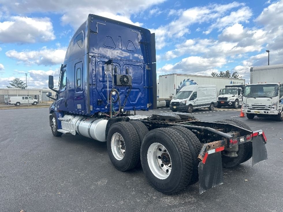 Sleeper Tractor-Heavy Duty Tractors-Freightliner-2021-T12664ST-New Castle-DE-556,029\n\t\tmiles-$ 56,250 - Image 5