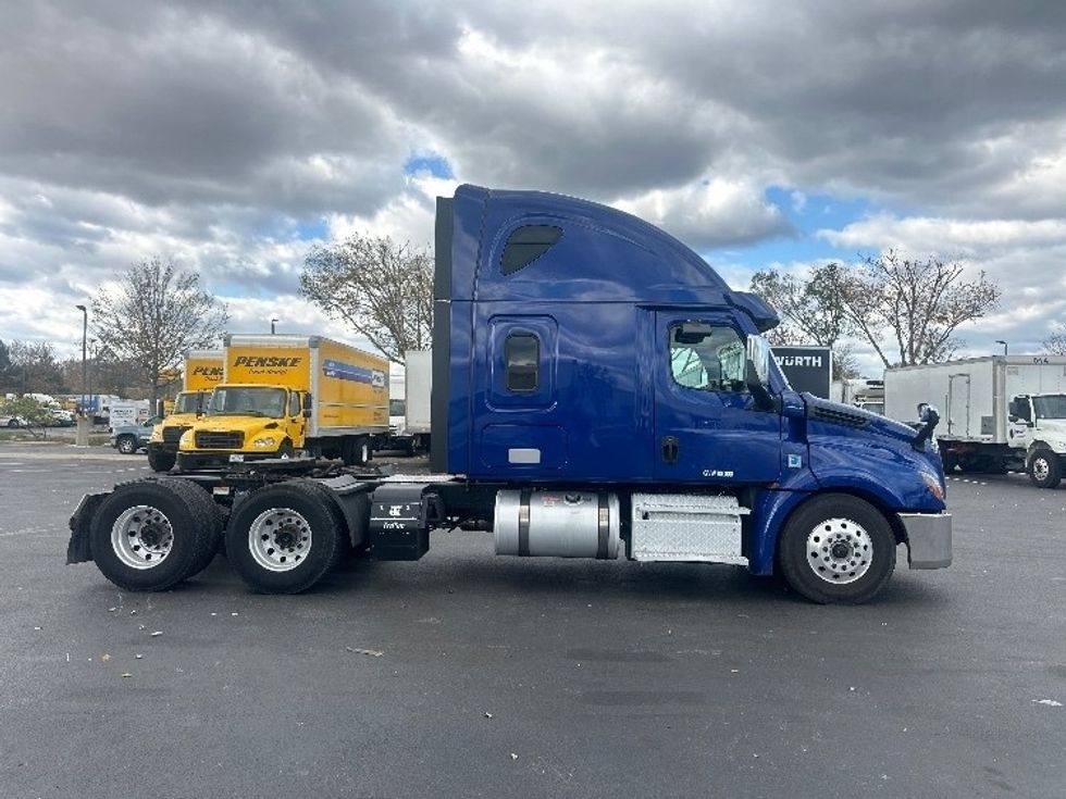 Sleeper Tractor-Heavy Duty Tractors-Freightliner-2021-T12664ST-New Castle-DE-556,029\n\t\tmiles-$ 56,250 - Image 8