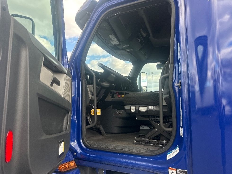 Sleeper Tractor-Heavy Duty Tractors-Freightliner-2021-T12664ST-New Castle-DE-556,029\n\t\tmiles-$ 56,250 - Image 9