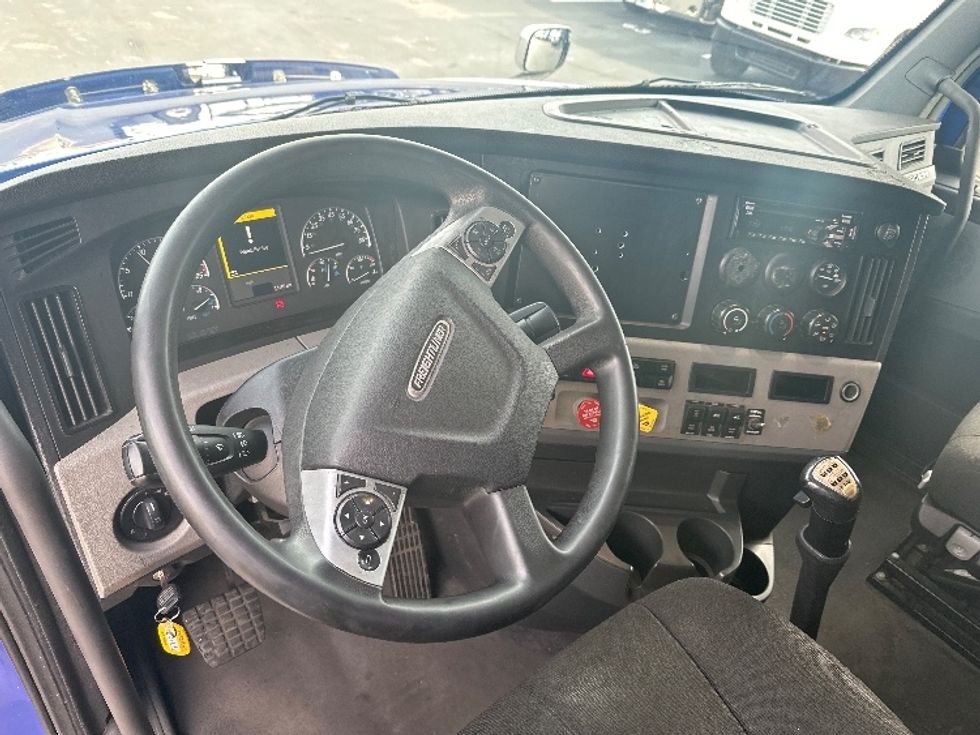 Sleeper Tractor-Heavy Duty Tractors-Freightliner-2021-T12664ST-New Castle-DE-614,529\n\t\tmiles-$ 44,750 - Image 10