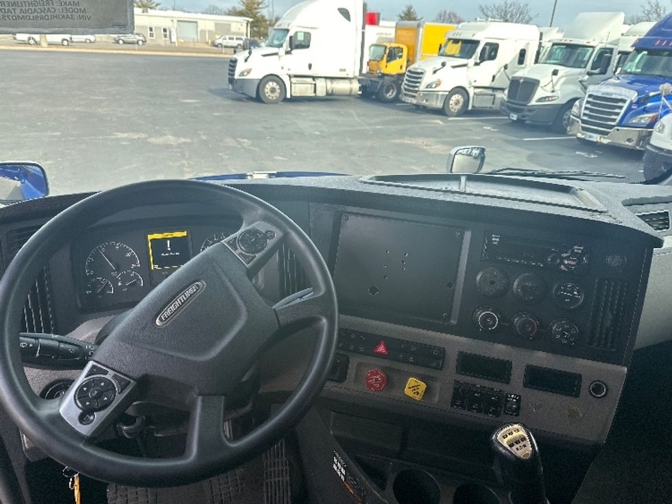 Sleeper Tractor-Heavy Duty Tractors-Freightliner-2021-T12664ST-New Castle-DE-614,529\n\t\tmiles-$ 44,750 - Image 11