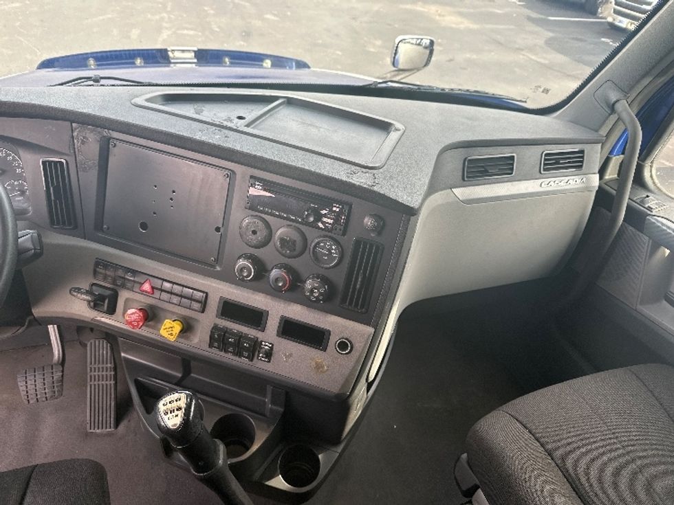 Sleeper Tractor-Heavy Duty Tractors-Freightliner-2021-T12664ST-New Castle-DE-614,529\n\t\tmiles-$ 44,750 - Image 12