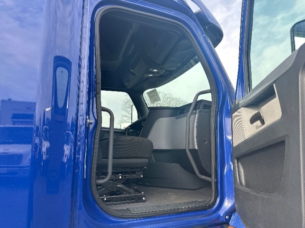 Sleeper Tractor-Heavy Duty Tractors-Freightliner-2021-T12664ST-New Castle-DE-614,529\n\t\tmiles-$ 44,750 - Image 13