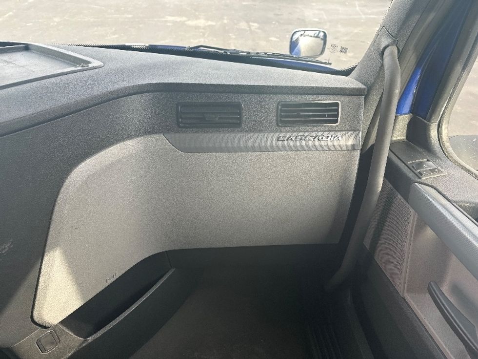 Sleeper Tractor-Heavy Duty Tractors-Freightliner-2021-T12664ST-New Castle-DE-614,529\n\t\tmiles-$ 44,750 - Image 14