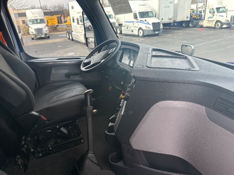 Sleeper Tractor-Heavy Duty Tractors-Freightliner-2021-T12664ST-New Castle-DE-614,529\n\t\tmiles-$ 44,750 - Image 15