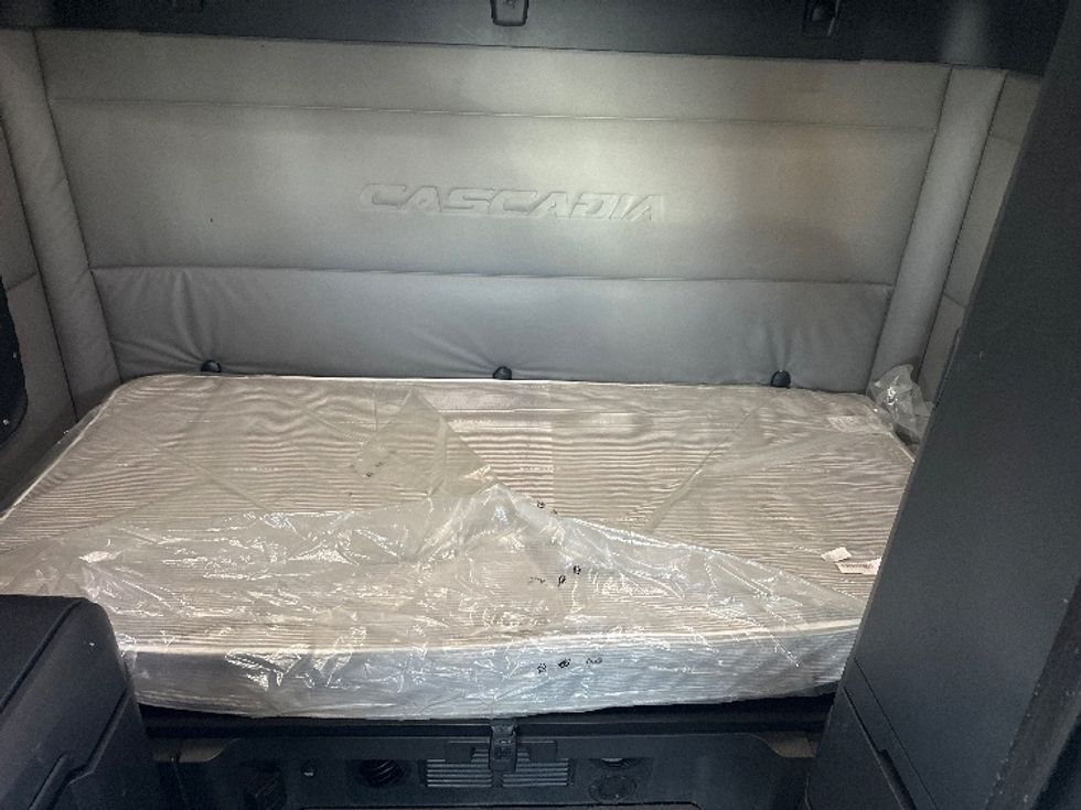 Sleeper Tractor-Heavy Duty Tractors-Freightliner-2021-T12664ST-New Castle-DE-614,529\n\t\tmiles-$ 44,750 - Image 16