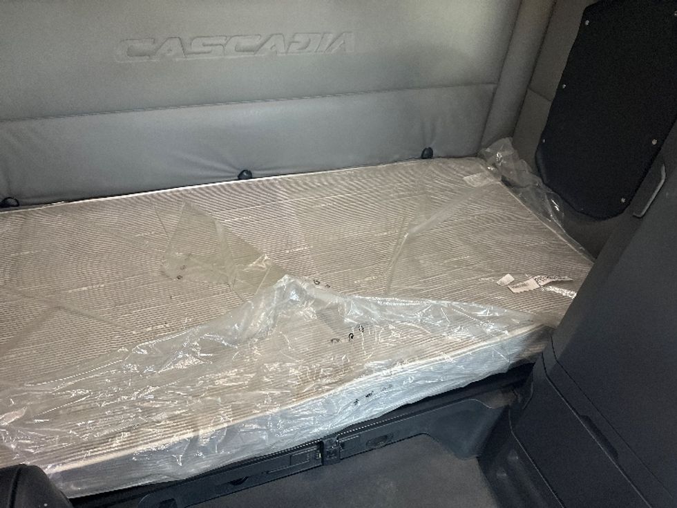 Sleeper Tractor-Heavy Duty Tractors-Freightliner-2021-T12664ST-New Castle-DE-614,529\n\t\tmiles-$ 44,750 - Image 17