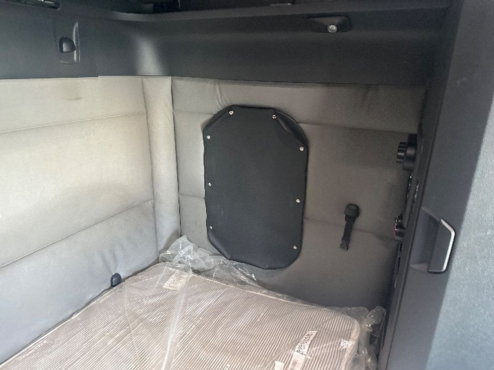 Sleeper Tractor-Heavy Duty Tractors-Freightliner-2021-T12664ST-New Castle-DE-614,529\n\t\tmiles-$ 44,750 - Image 18