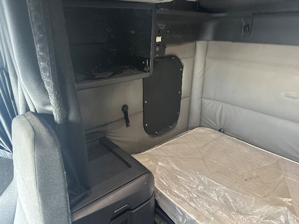 Sleeper Tractor-Heavy Duty Tractors-Freightliner-2021-T12664ST-New Castle-DE-614,529\n\t\tmiles-$ 44,750 - Image 19