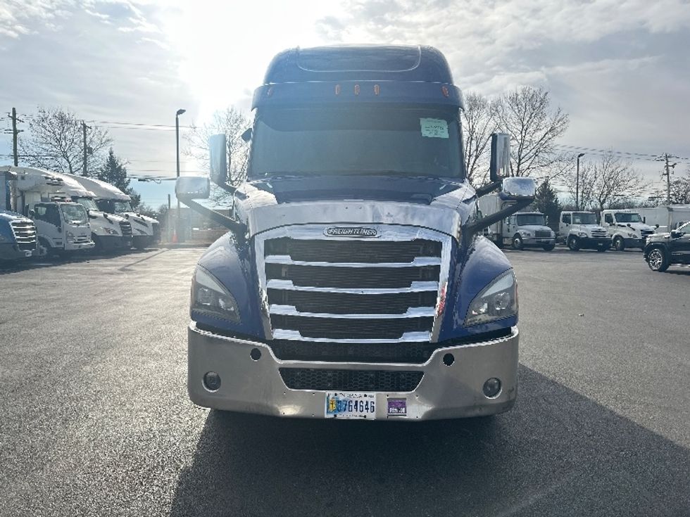 Sleeper Tractor-Heavy Duty Tractors-Freightliner-2021-T12664ST-New Castle-DE-614,529\n\t\tmiles-$ 44,750 - Image 2