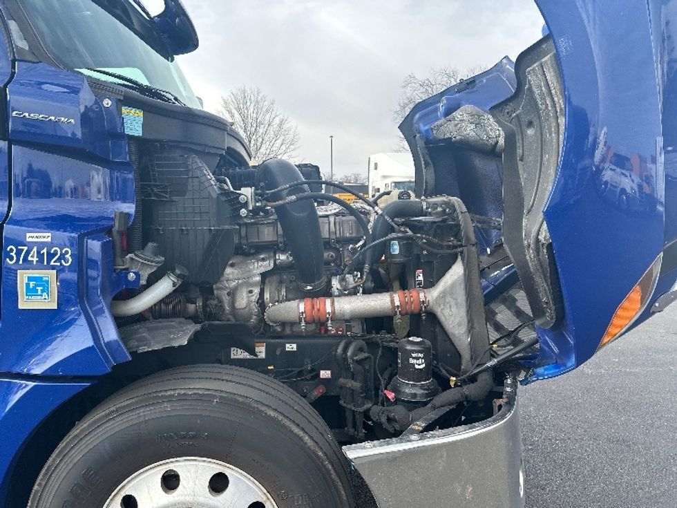 Sleeper Tractor-Heavy Duty Tractors-Freightliner-2021-T12664ST-New Castle-DE-614,529\n\t\tmiles-$ 44,750 - Image 20