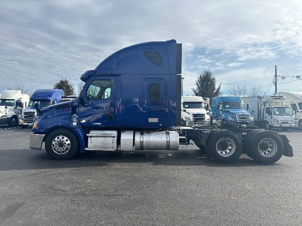 Sleeper Tractor-Heavy Duty Tractors-Freightliner-2021-T12664ST-New Castle-DE-614,529\n\t\tmiles-$ 44,750 - Image 4