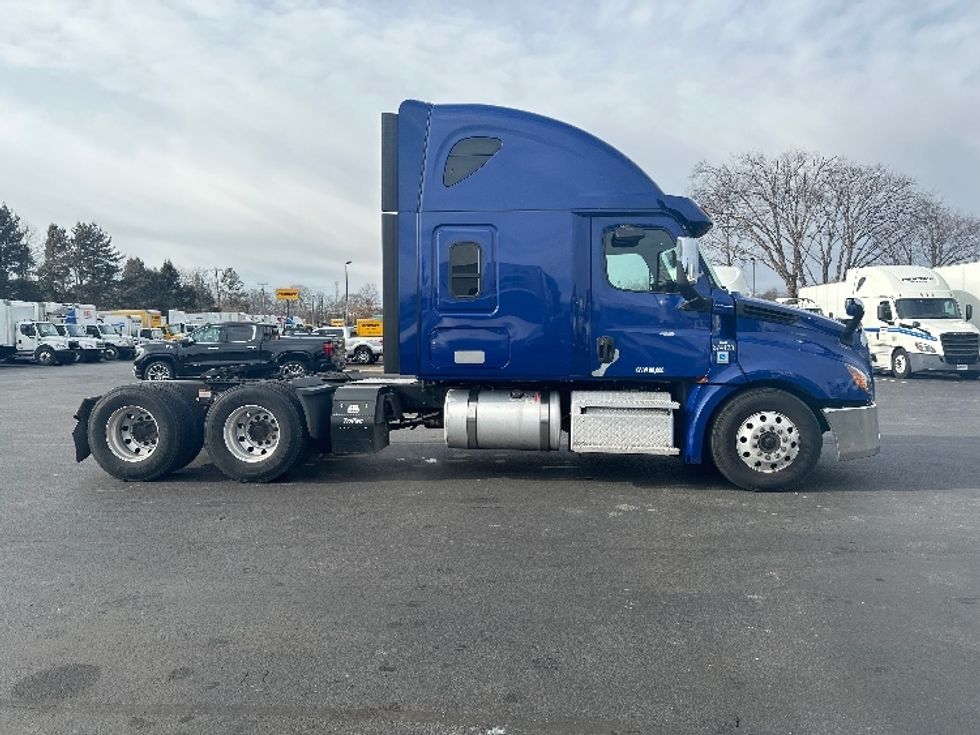 Sleeper Tractor-Heavy Duty Tractors-Freightliner-2021-T12664ST-New Castle-DE-614,529\n\t\tmiles-$ 44,750 - Image 8