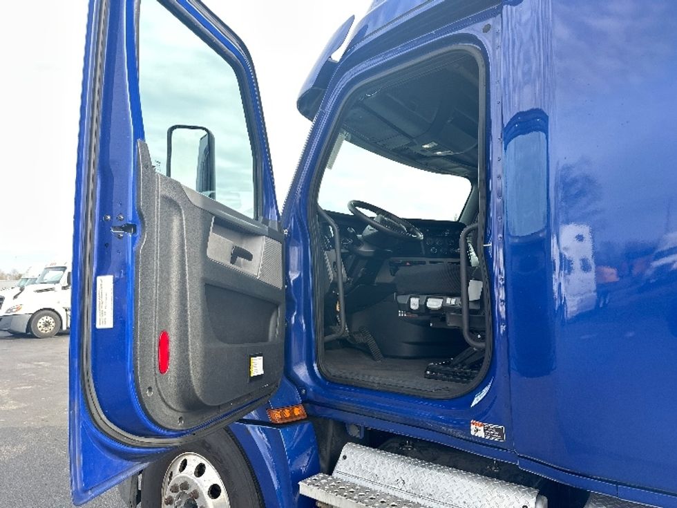 Sleeper Tractor-Heavy Duty Tractors-Freightliner-2021-T12664ST-New Castle-DE-614,529\n\t\tmiles-$ 44,750 - Image 9