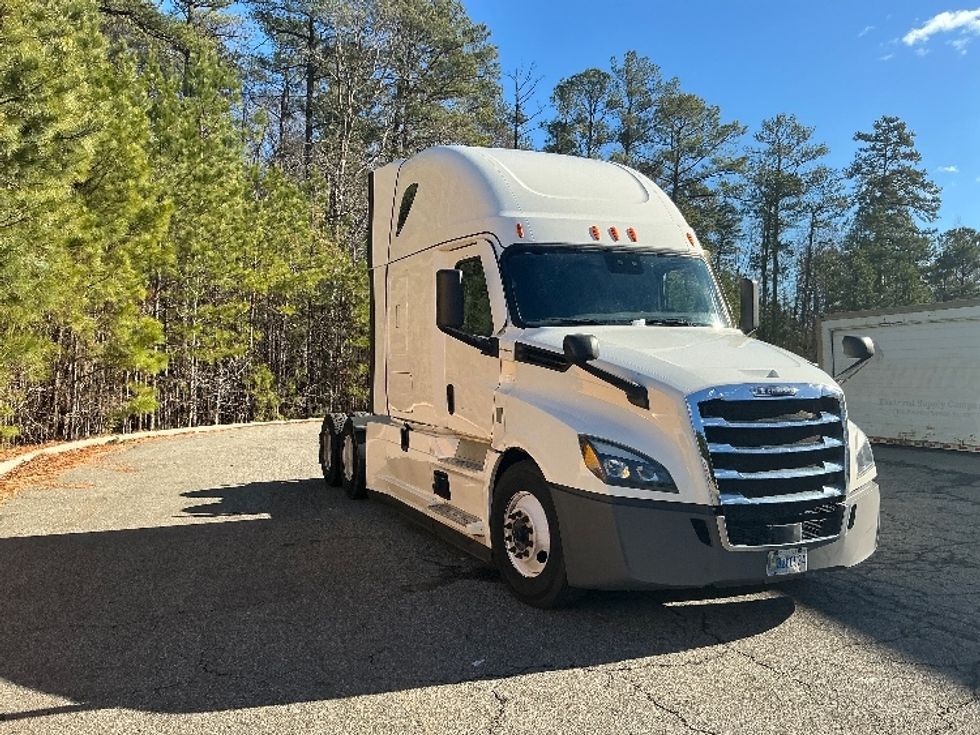 Sleeper Tractor-Heavy Duty Tractors-Freightliner-2021-T12664ST-Newport News-VA-592,336\n\t\tmiles-$ 54,500 - Image 1
