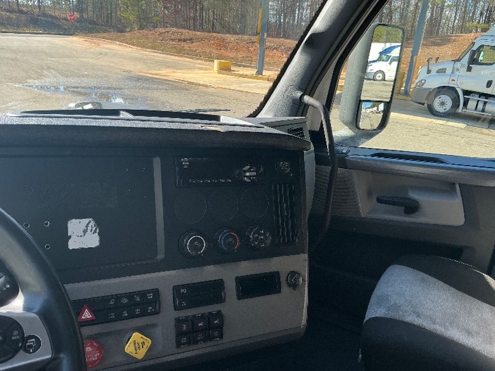 Sleeper Tractor-Heavy Duty Tractors-Freightliner-2021-T12664ST-Newport News-VA-592,336\n\t\tmiles-$ 54,500 - Image 10